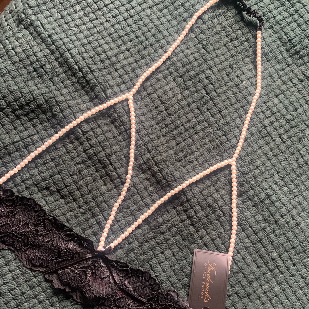 NEVER WORN - Frederick’s of Hollywood Pearl and Lace bra - Size XL